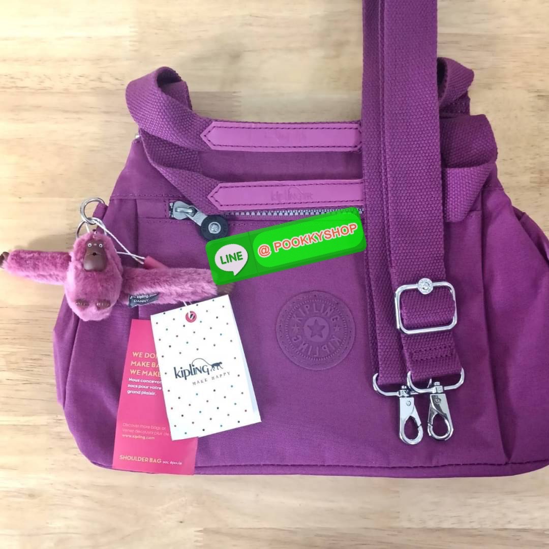 KIPLING ELISE HANDBAG กระเป๋าถือและสะพายไหล่ วัสดุ Nylon +Polyester ขนาดกำลังพอดี จุของได้มาก มีหูจับสองสาย ถือสะดวก น้ำหนักเบา มีช่องซิป ด้านหน้า ช่อง กระเป๋าหลักเปิด-ปิดด้วยซิป มี3 ช่องว่างใส่ของได้จุมากๆ ใส่มือถือได้ กระเป๋าสตางค์ใบยาว และ เครื่องสำอาง