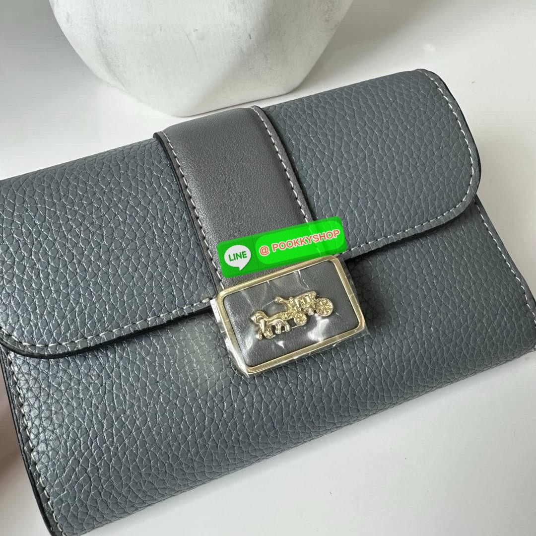 Coach Medium Grace Wallet (Cl421) 🔖กระเป๋าสุดหรูใบกลาง ขนาดกำลังดีกระทัดรัด 🔖วัสดุ : pebble leather 🔖ภายในมีช่องใบบัตรเครดิต 6 ช่อง มีช่องใส่เหรียญแยก สามารถใส่ธนบัตรแบงค์พันได้คะ