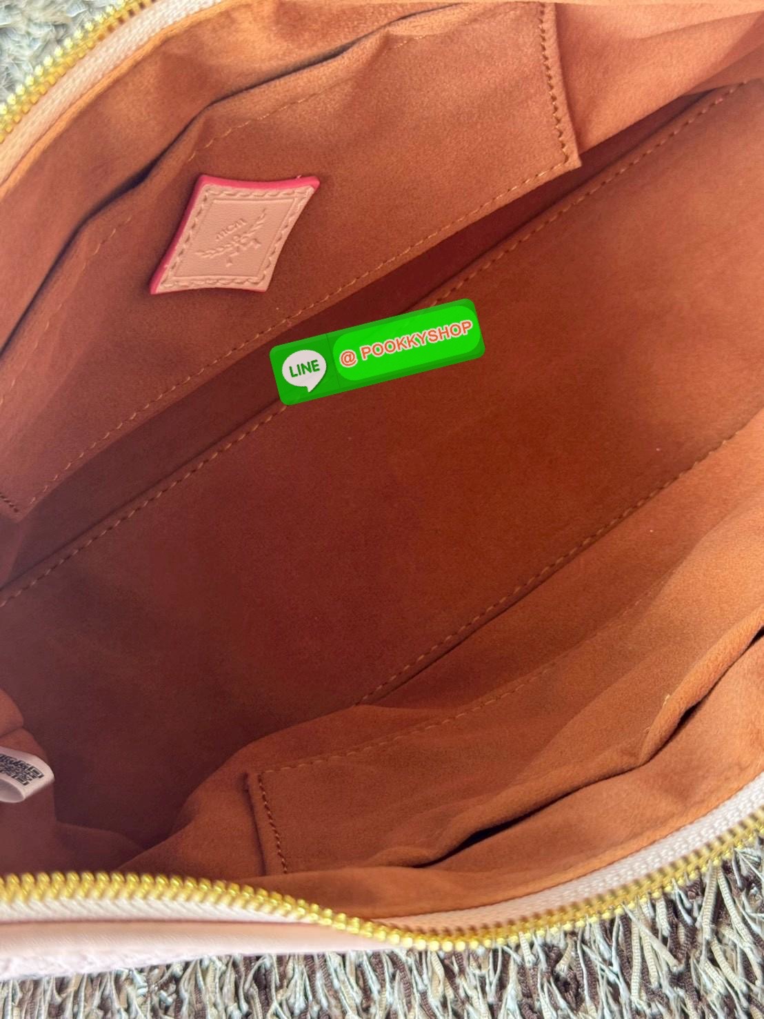 MCM Aren Hobo In Visetos กระเป๋าสไตล์คลาสสิก โดดเด่นด้วยรูปลักษณ์ ที่สามารถสะพายขึ้นไหล่ และยังมีสายสะพายเพิ่มให้1เส้น ต่อเป็นสายยาวสะพายพาดลำตัวได้ ฝากกระเป๋าเปิดปิดด้วยซิป แต่งดีเทลแท็กหนังที่ถอดออกได้และกุญแจพร้อมลูกสลักโลโก้