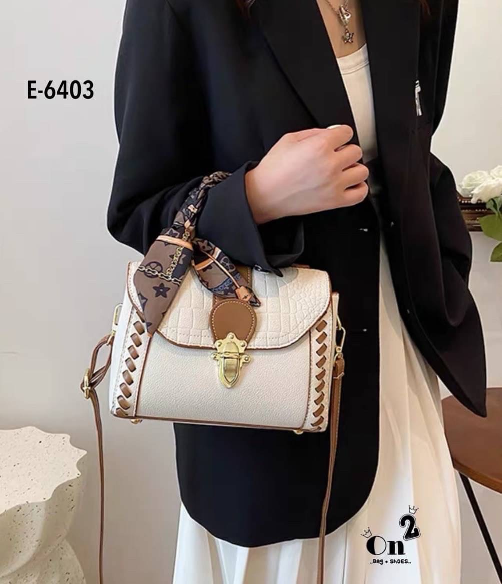 สุดปังงงไปเลยค่าา ทรงเหลี่ยม ฝาปิดลายหนังจระเข้ อะไหล่ทอง มาพร้อมสายสะพายยาว 1 เส้น สามารถถอดสาย ถือเก๋ๆได้ หรือใส่สายยาว crossbody ได้เลยค่ะ