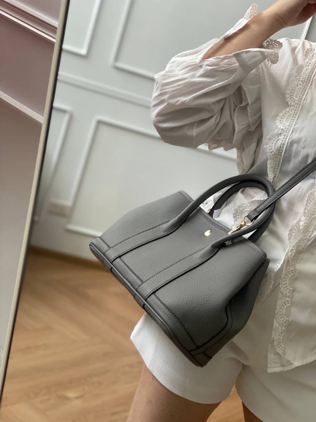 Restock อีกครั้ง รุ่น GD 30 cm หนัง PU premium Soft togo หนังนุ่ม สวยมากก จุของได้เยอะสุดๆ ภาพในสวยหรูบุเป็นผ้า Canvas ประกบฐานด้วย PU premium งานคัตติ้งสวยมาก มาพร้อมกับเซตกระเป๋าผ้า Canvas อีก 1 ใบ และสายสะพาย 2 เส้น คุ้มมสุดด