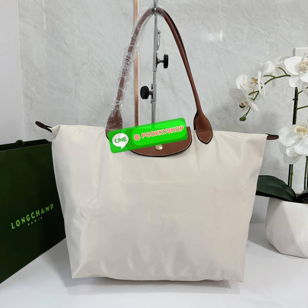 LONHGCHAMP LE PLIAGE ORIGINAL L TOTE BAG 🔖กระเป๋าสะพายไหล่ Le pliage ใบใหญ่ เรียบง่ายจุของได้เยอะ สามารถเก็บเอกสารหรือแล็ปท็อปได้คะ 🔖วัสดุ:ไนลอนเคลือบ 🔖เปิด-ปิดด้วยซิป ภายในกว้าง มีช่องลับแยกคะ 🔖สามารถพับเก็บได้พกพาสะดวกคะ