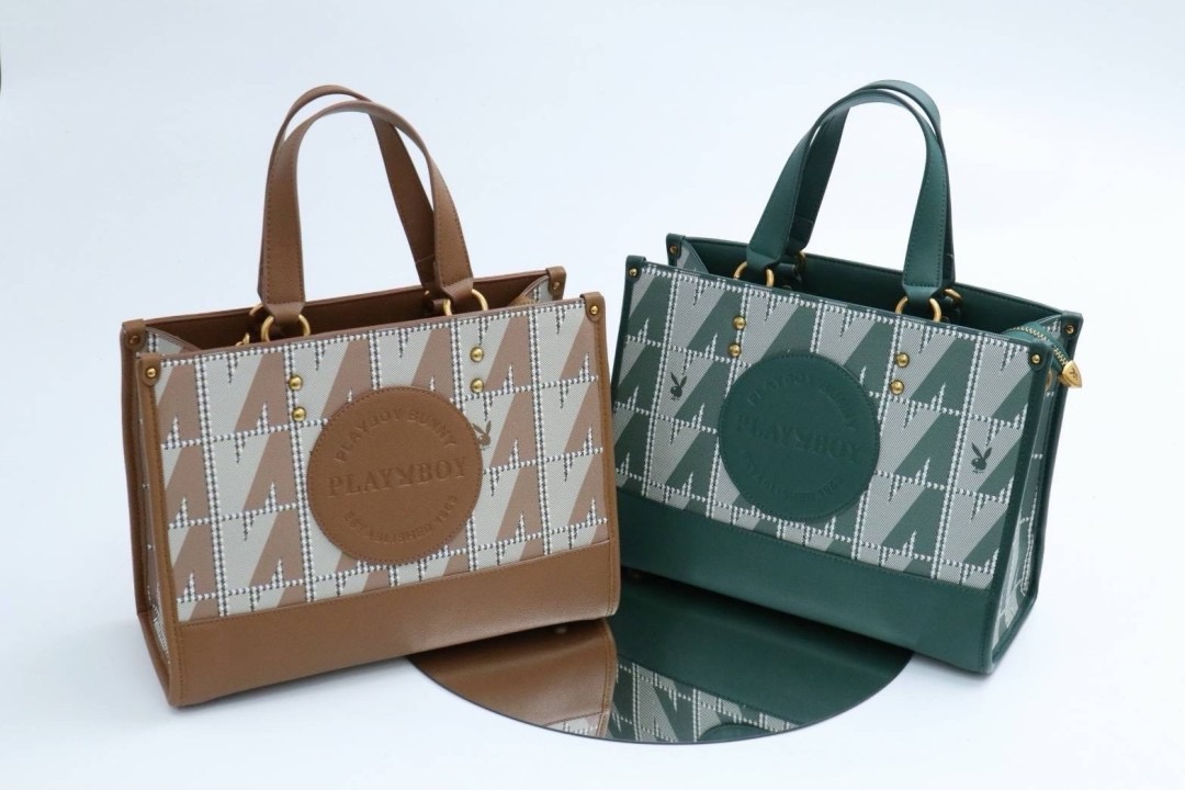 กระเป๋าถือ กระเป๋าสะพาย Playboy (rabbit)(paw prints) งานเนี๊ยบสวย ด้านในมี3ช่องการใช้งาน วัสดุ แคนวาสเกรด+++