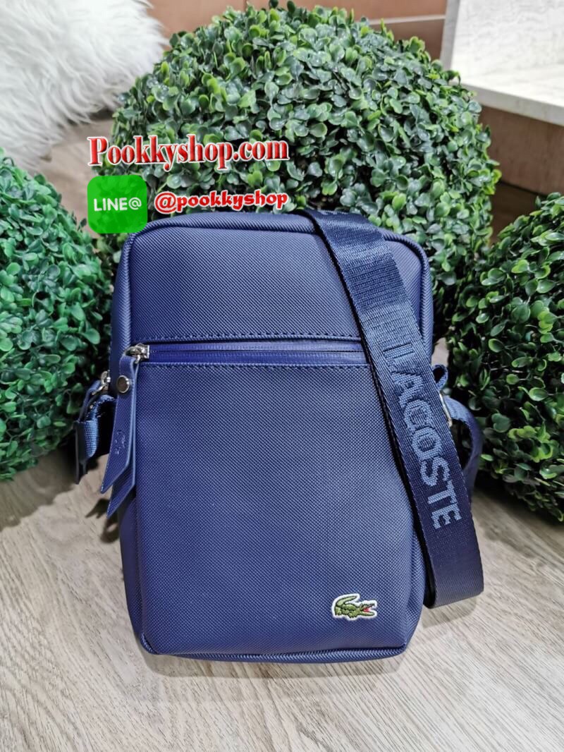 ห้ามพลาด‼️ NEW ARRIVAL! SAFFIANO SHOULDER BAG รุ่นใหม่ล่าสุดจาก Factory ดีไซน์ Unisex ใช้ได้ทั้งชายและหญิง วัสดุหนัง Saffiano เนื้อหนาอยู่ทรงสวยดูดี ด้านหน้ามีโลโก้แบรนด์ มี1ช่องใส่ของช่องหลักเปิดปิดด้วยซิปสะดวกใช้ ภายในมีช่องใส่ของและช่อง