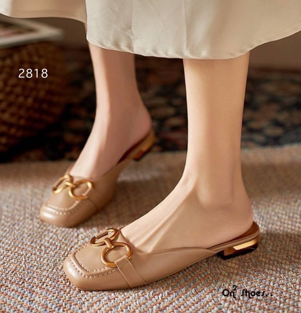 รองเท้าหัวคัชชูเปิดหลังรหน้าแต่งอะไหล่ทองเหลือง สไตล์แบรนด์ส้นเป็นอะไหล่ทองสวยหรู คู่นี้ใส่แมทกับชุดได้ง่ายทั้งกางเกงและกระโปรงได้หมดทรงสวย