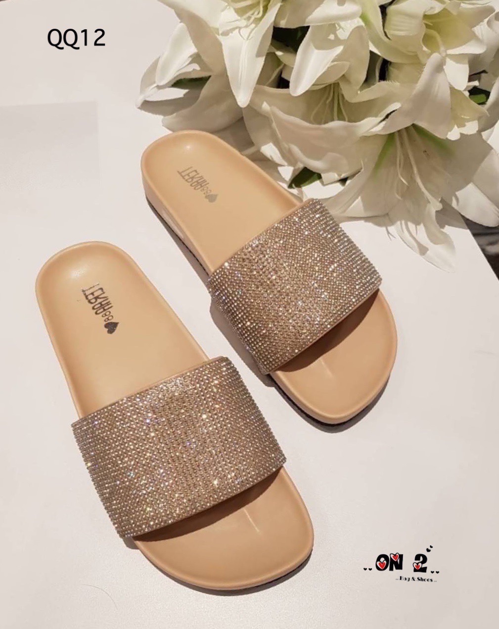 New in....รองเท้าแตะสวมประดับเพชรสไตล์แบรนด์ เพชรวิบวับสวยวิ้ง ตัดสีพื้นเรียบหรู งานใส่สบาย เสริมพื้นซัพพรอตเท้าได้ดีมากค่ะ