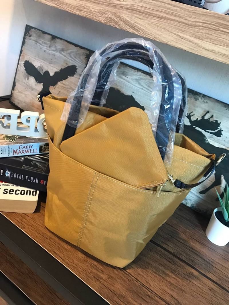 Anello & Legato Largo Mini Tote Shoulder Bag ( LJ-3071) กระเป๋าถือหรือสะพายขนาดกลางกำลังดี ช่องใหญ่เปิดด้วยซิปเดียว ภายในมีใบพ่วงขนาดเล็กเก็บของจุกจิก ถอดแยกใช้งานได้ ใส่มินิไอแพค/กระเป๋าสตางค์ยาวได้ ทั้งด้านหลังและด้านข้างยังมีช่องเพิ่มใส่มือถือหรือของที