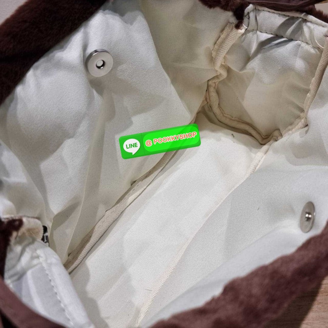 Gentlewoman x Butterbear fluffy dumpling bag 🔆 Details กระเป๋าที่มัมหมีต้องไม่ปล่อยผ่าน น้องหมีเนยน่ารักไม่ไหว และมาในรูปแบบกระเป๋า dumpling สุดฮิต บอกเลยว่าเหมาะกับคริสต์มาสที่จะถึงนี้มาก ดีไซน์น้องหมีเนยโดดเด่น ปากกระเป๋าสามารถรูดเก็บทรงได้ และม