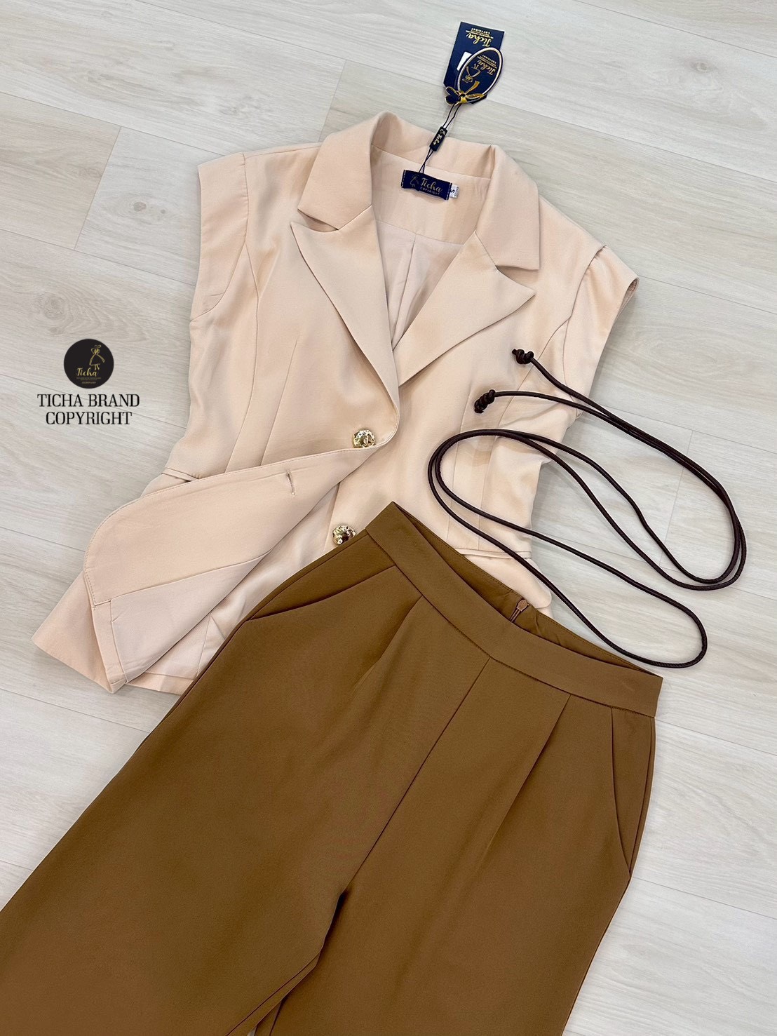 ชุดเซทแฟชั่น Set 3ชิ้น เสื้อ+กางเกง+สายเข็มขัด ดีเทลเสื้อคอปกทรงแขนล้ำโทนสีไอวอรี่