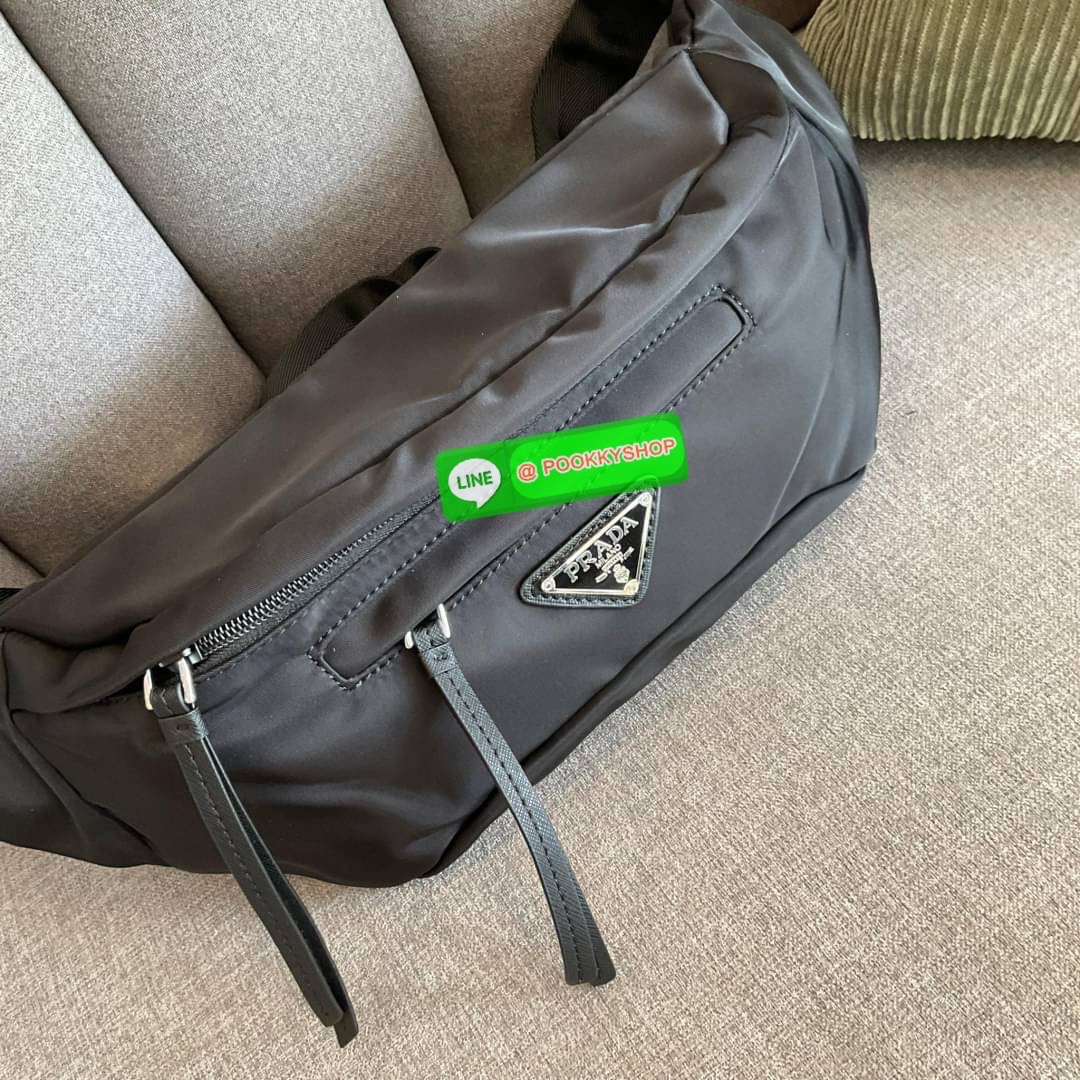 รุ่นยอดฮิต! กระเป๋าคาดอก น้ำหนักเบา ดีไซน์เป็นเอกลักษณ์ งานพรีเมียมสมนาคุณ prada ซึ่งเหมาะกับสายStreet มากๆค่ะ ทรงสาย จุของได้เยอะ ด้านหน้าประดับมีป้ายโลหะโลโก้แบรนด์ มีช่องซิปแยก อะไหล่สีเงินทั้งใบ ภายในปิดเปิดด้วยซิปมีที่จับหนังห้อย สามารถใส่กระเป๋าตังค