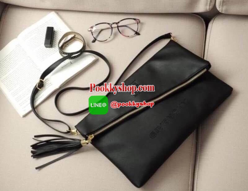 รุ่น BEST SELLER มาเพิ่มอีกรอบคะ กระเป๋า Givenchy shoulder bag หนัง PU เนื้อดี ดีไซด์เก๋มากคะ ด้านหน้า ปั้ม logo brand หัวซิป ประดับพู่ ด้านในบุด้วยผ้า water proof ปั้ม logo brand มีช่องเล็กใส่ของจุกจิกคะ