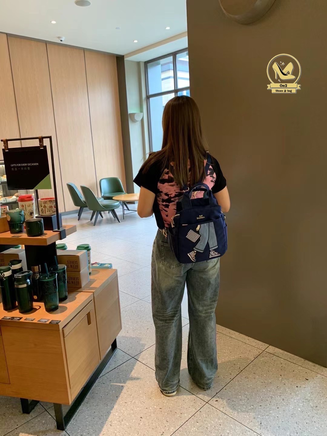 กระเป๋าเป้ได้ สะพายข้างได แบรนด์ miss zapatos วัสดุตัวกระเป๋าทำจากผ้ากันน้ำอย่างดี water proof อะไหล่สีเงิน ด้านบนเป็นปากซิป ด้านหน้า และด้านหลังมีช่องซิป ด้านข้างมีช่องใส่ของ งานจริงน่าใช้มาก สายกระเป๋าสะพายทำเป็นเป้ได้ หรือทำเป็น crossbody bag ก็ได้นะคะ