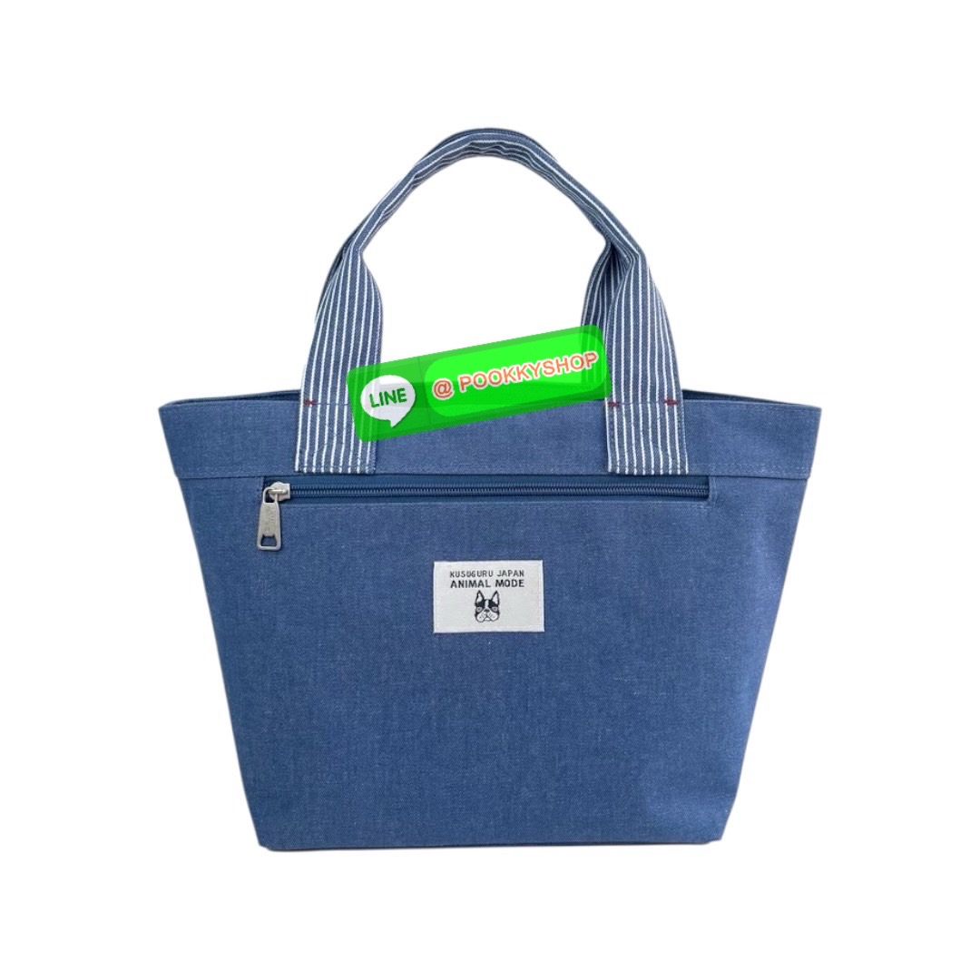 กระเป๋ามินิ Kusuguru Paulo Dyed Denim & Hickory ผ้าย้อมเส้นด้ายนี้มีเนื้อสัมผัสคล้ายผ้าเดนิม ต่างจากผ้าเดนิม ตรงที่ทนทานต่อสีตกและมีน้ำหนักเบา ลายปัก Sagara สามมิติอันโดดเด่นสะดุดตานั้นน่าประทับใจอย่างยิ่ง กระเป๋าใบนี้มีขอบกระเป๋าที่กว้างและขนาดที่ใช้งานง