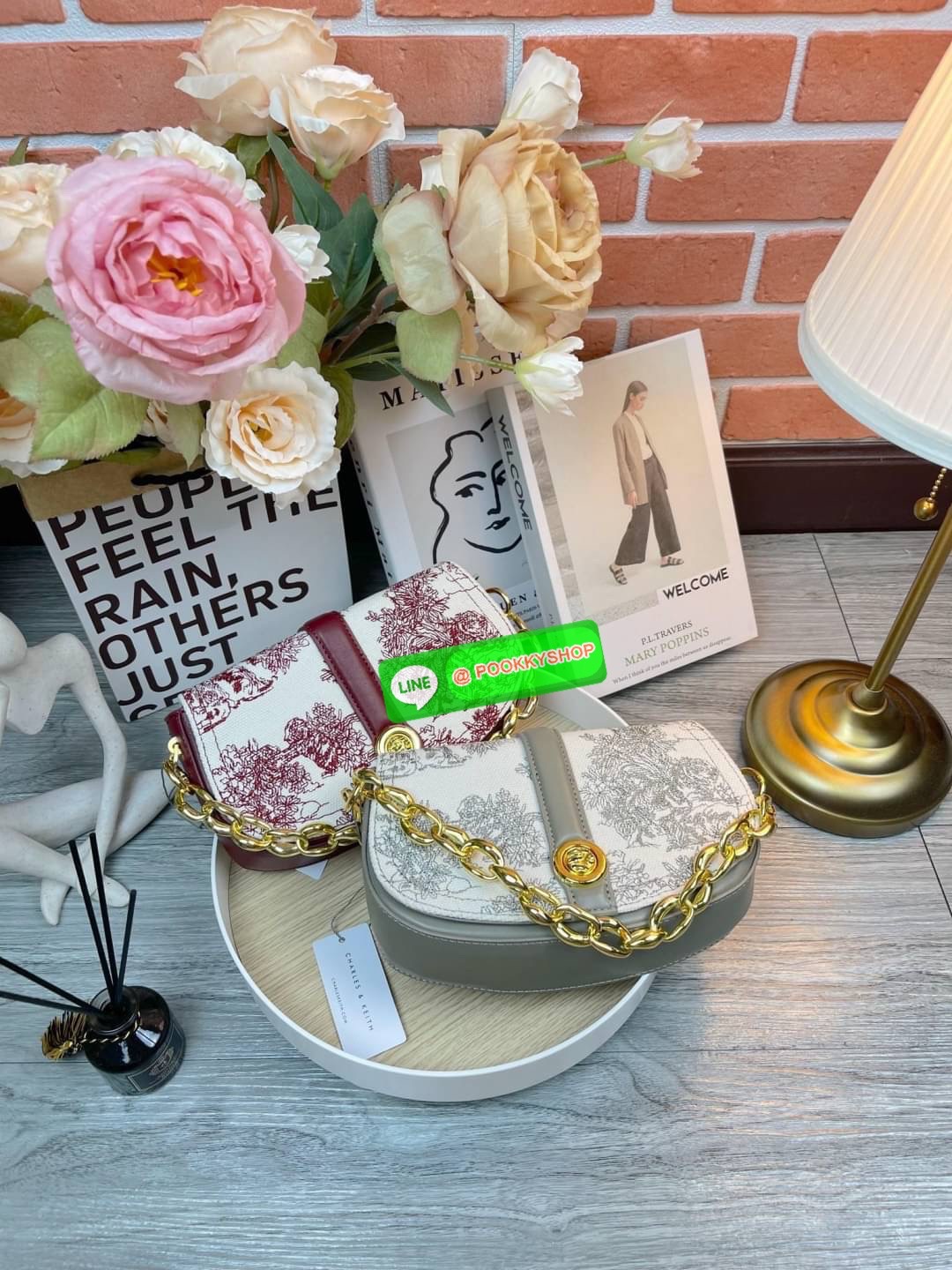 Charles & Keith Fabric Print Chain Shoulder Bag กระเป๋าถือ/สะพายทรงสวยหรู ด้านหน้ากระเป๋าแต่งผ้าปริ้วท์ลายสวยงาม หูหิ้วคล้องแขนเป็นแบบโซ่ทองหรูหรา ด้านหลังมีช่องใส่ของได้ เปิดปิดแบบตัวกดล็อก ด้านในจุของได้พอสมควรเช่น กระเป๋าเงินใบกลาง กุญแจรถ iPhone pro m