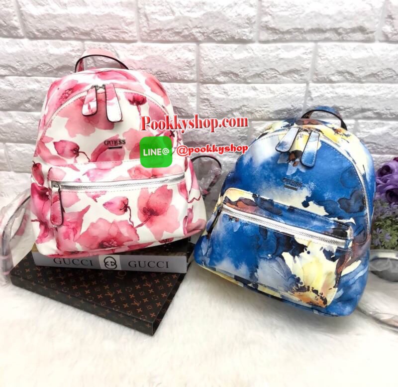 New in!!! GUESS BACKPACK BAG ลายดอกไม้มาเพิ่มค่ะ กระเป๋าสะพายหลัง หนังซาฟเฟียโน่นิ่ม ด้านหน้ามีโลโก้แบรนด์ พร้อมช่องซิปเล็กใส่มือถือหรือของจุกจิกได้ค่ะ เปิดปิดกระเป๋าแบบซิปคู่ ภายในโล่งใส่ของจุ มีช่องซิปและช่องเล็กใส่ของจุกจิกนะคะ ซับในลายแบรนด์ค่ะ สายสะพ