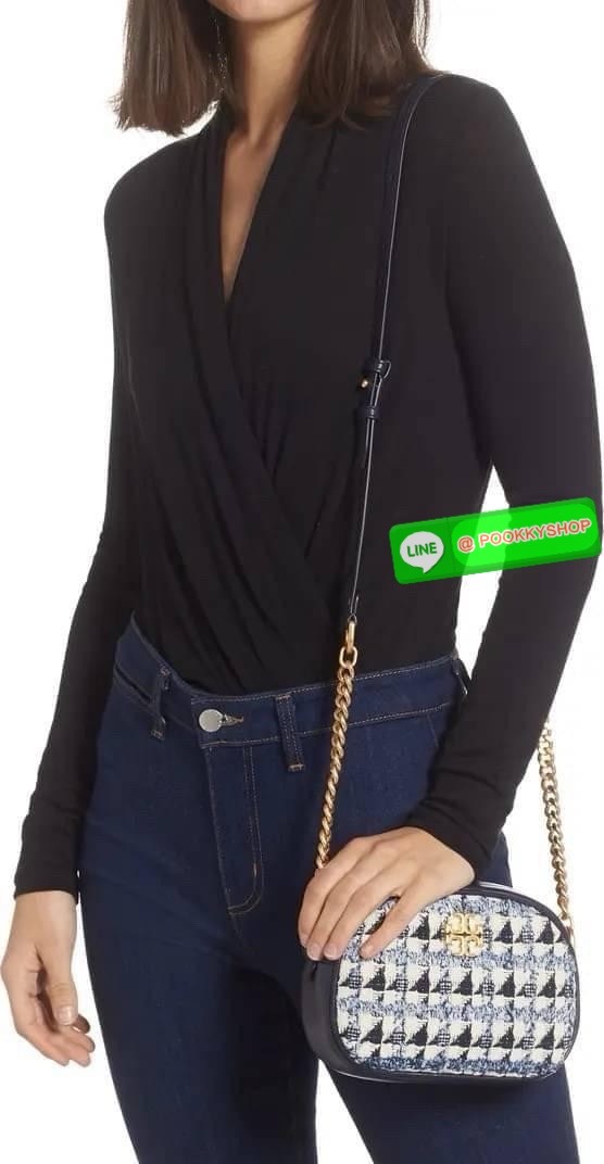Tory burch kira chevron tweed small camera bag สาว ๆ ลุคคุณหนูไม่ควรพลาด Collection นี้เลยนะคะ เพราะ Kira Chevron เป็นรุ่นที่ตอบโจทย์และครองใจสาว ๆ ได้อย่างแท้จริง ลวดลายบนกระเป๋าแบบกราฟฟิคมีเท็กเจอร์ ทำให้กระเป๋าดูมีราคามากยิ่งขึ้น มาพร้อมกับโลโก้ Double