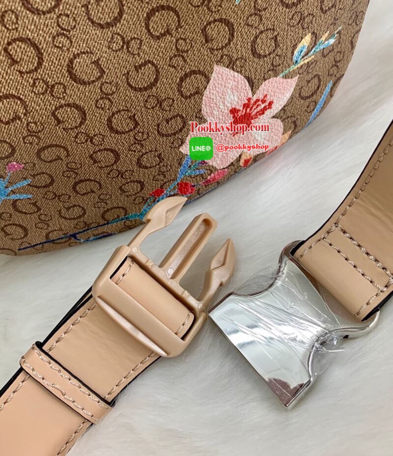 New arrival !! GUESS G LOGO FANNY PACK BELT BAG พร้อมส่ง รุ่นแนะนำเลยค๊าา กระเป๋าคาดเอว//คาดอก ได้ วัสดุ pvc อย่างดี หนังนิ่มดีมากค่ะ ตัวกระเป๋าออกแบบลาย G ทั้งใบ ผสมลาย multi floral เข้ามาได้สวยงามน่าใช้มากๆค่ะ ด้านหน้ามีโลโก้แบรนด์ และช่องซิปเล็กสำหรับใ