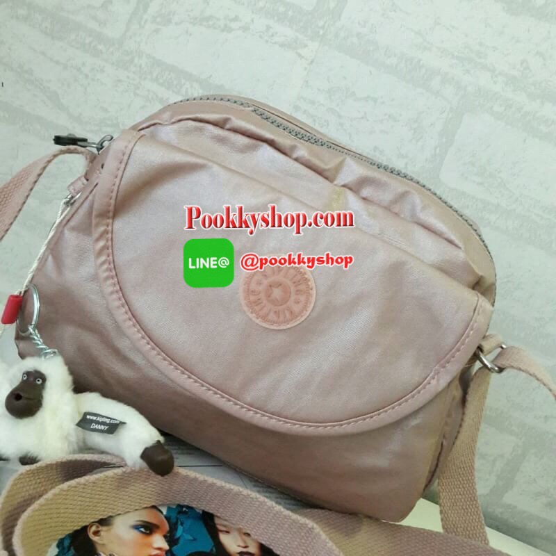 พร้อมส่ง KIPLING mini handbag k15313 กระเป๋าสะพายสุดน่ารัก ด้วยทรงกระเป๋าที่แสนจะน่ารัก มีความโค้งมน ขนาดกำลังดี ใช้งานง่ายๆในทุกวันของคุณ มีช่องด้านหน้าเปิดปิดง่ายด้วยตีนตุ้กแก และช่องอเนกประสงค์ปิดมิดด้วยซิป พร้อมพวงกุญแจน้องลิงอันเป็นเอกลักษณ์ของแบรนด์