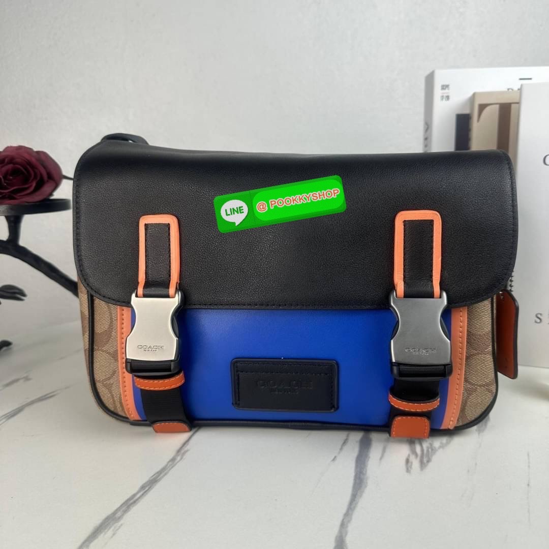 กระเป๋า COACH TRACK CROSSBODY IN COLORBLOCK SIGNATURE CANVAS (COACH C2725) กระเป๋าสะพายใบใหญ่ Unisex ที่เท่ได้ทั้งชายและหญิง วัสดุหนังแท้ หนังนิ่ม สัมผัสมือดีมากๆ เก็บดีเทลด้วยหนังแคนวาสคุณภาพ เนียบคมกริบ อยู่ทรงสวย ขนาดกำลังดี ไม่เล็ก ไม่ใหญ่เกินไป ด้านใ