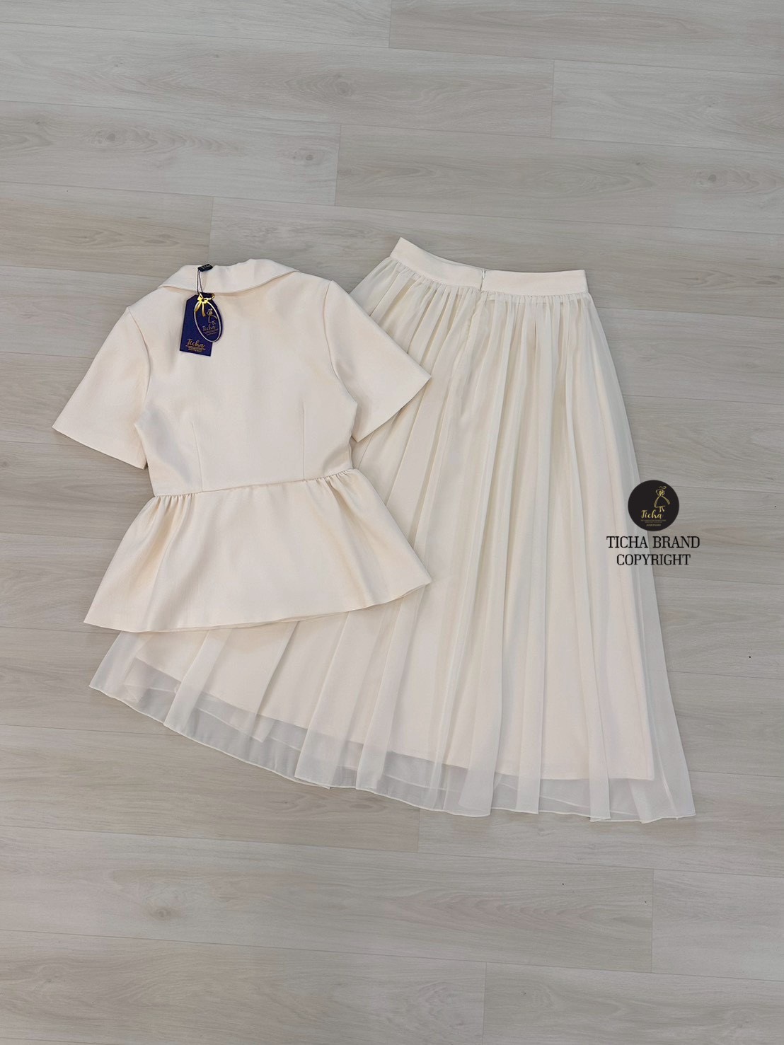 ชุดเซทแฟชั่น Set.3 ชิ้นเสื้อ+ กระโปรง+เข็มกลัด เสื้อแขนสั้นคอปกสีครีม แต่งชายปลายออก