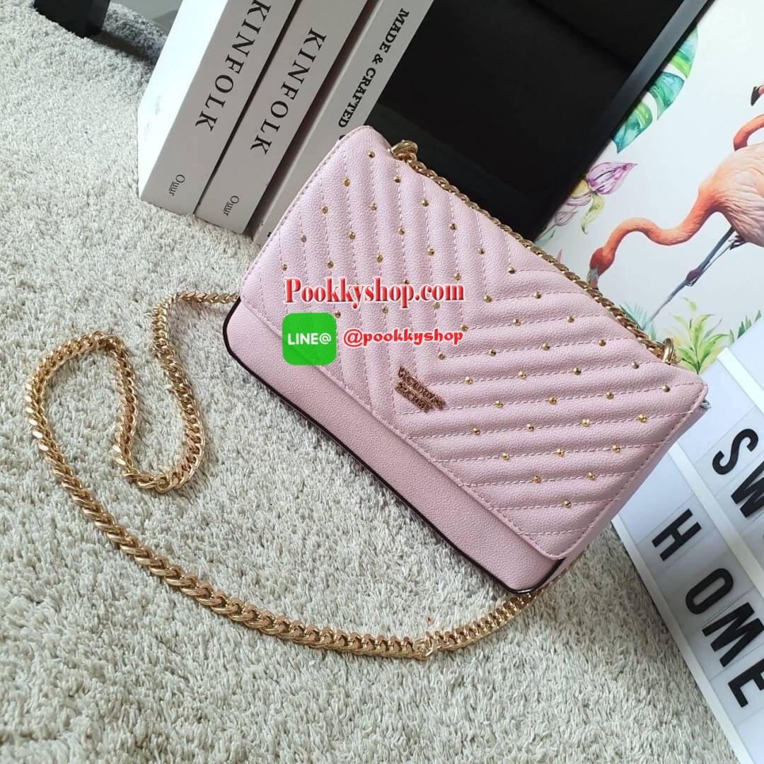 NEW ARRIVAL 2019 !! VICTORIA SECRET CROSSBODY BAG แบรนด์ดังจากอเมริกาสุดฮิตของวัยรุ่น กระเป๋าสะพาย หนังสังเคราะห์นิ่มอยู่ทรง อะไหล่ทอง ด้านหน้าประดับชื่อโลโก้แบรนด์ ขนาดน่ารักกำลังดี เปิดปิดด้วยฝากระดุมแม่เหล็ก ภายในบุลายปั้มแบรนด์ มีช่องเล็กใส่ของจุกจิก