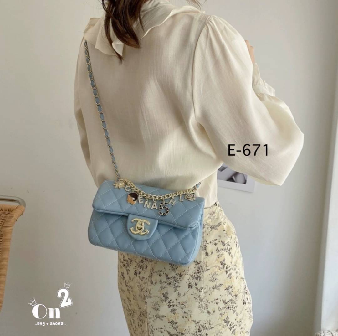 กระเป๋าสะพายชาแนล ทรงคลาสสิคเปิดหน้าอะไหล่สีทอง งานสไตล์แบรนด์ สายสะพายยาวครอสบอดี้ได้ค่ะ พร้อมส่ง 5 สีค่ะ