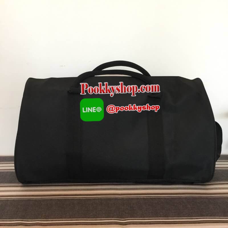 Chanel Duffel / Travel Bag กระเป๋าแบรนด์ Chanel VIP gift Bag ใช้เป็นกระเป๋าเดินทาง หรือหิ้วไปฟิตเนส ไปยิม เก๋ๆก็ได้ค่ะ หัวซิปปั้มโลโก้ ด้านในเป็นช่องกว้าง และมีอีกหนึ่งช่องซิปทำจากผ้าหนาผิวมัน กันน้ำได้ ดูเรียบ แต่หรู มาพร้อมสายสะพายยาว ถอดสายได้ การันตีค