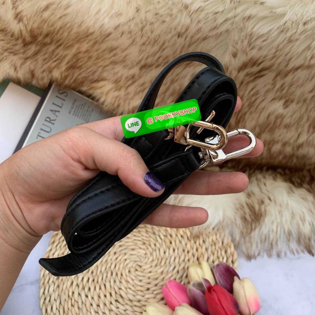 Guess ซื้อ 1 ได้ถึง 2 วัสดุหนัง PU เนื้อนิ่ม มาพร้อมสายสะพาย 2 เส้น สายโซ่สั่นสำหรับสะพายคล้องไหล่ และสายหนังยาวสะพายคลอสบอดี้สามารถปรับระดับได้ สวยได้หลายลุค คุ้มสุดๆจ้า