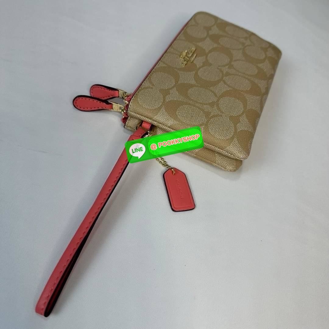 กระเป๋าคล้องมือ COACH 87591 DOUBLE CORNER ZIP WRISTLET IN SIGNATURE CANVAS (COACH 87591 ） กระเป๋าคล้องมือ2เซิปใหญ่ ลายCหนังและ ด้านในเป็นผ้า แบ่งเป็นช่องเล็กๆใส่เหรียญใส่แบงค์ใส่บัตร แล้วแต่จะใส่มีหลายช่อง ใส่โทรศัพท์ได้ทุกรุ่นพร้อมสายคล้องมือ