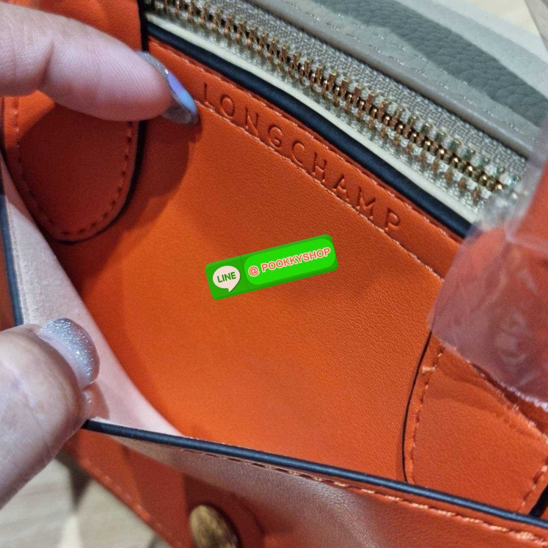 Longchamp le pliage xtra XS leather crossbody bag 🔆 Details มาใหม่! กับกระเป๋าถือ/สะพายรุ่นยอดฮิต ที่มาในดีไซน์ทูโทน โดดเด่นมีกิมมิค น่ารักน่าใช้สุดๆ รูปทรง cylinder ใช้งานง่าย ฝากระเป๋ามีช่องเล็กๆให้ได้ใส่บัตร ใส่ธนบัตรแบบหยิบจับง่ายๆ ช่องหลักเป็