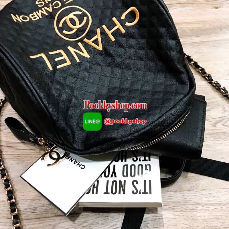 พร้อมส่งไอเท็มขายดี! NEW ARRIVAL! Chanel Backpack VIP Gift With Purchase (GWP) กระเป๋าสะพายเป้ Limited Edition พรีเมี่ยมกิ้ฟจาก Chanel Perfume Counter ขนาดใหญ่กำลังดี น้ำหนักเบา วัสดุหนังลายตารางด้านหน้าปักโลโก้แบรนด์หรู เปิดปิดด้วยซิปสะดวกใช้ หัวซิปแบรนด