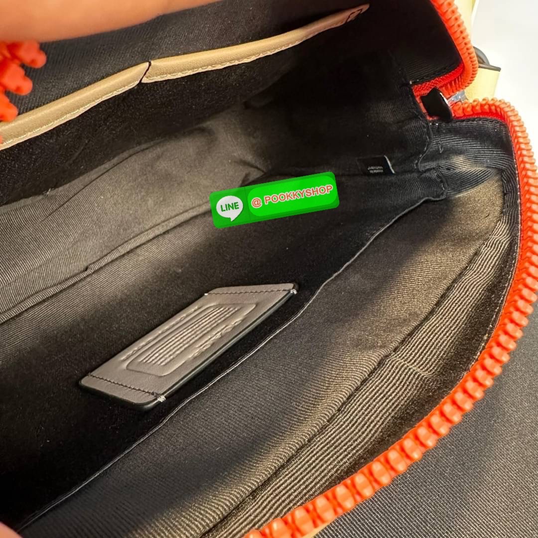 กระเป๋า COACH TRACK CROSSBODY IN COLORBLOCK SIGNATURE CANVAS (COACH C2725) กระเป๋าสะพายใบใหญ่ Unisex ที่เท่ได้ทั้งชายและหญิง วัสดุหนังแท้ หนังนิ่ม สัมผัสมือดีมากๆ เก็บดีเทลด้วยหนังแคนวาสคุณภาพ เนียบคมกริบ อยู่ทรงสวย ขนาดกำลังดี ไม่เล็ก ไม่ใหญ่เกินไป ด้านใ