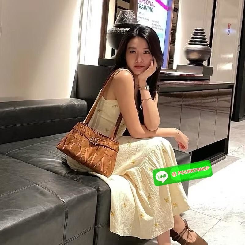 GENTLEWOMAN SUEDE BALLERINA BAG 🔖กระเป๋า Ballerina Bag ในวัสดุหนังกลับ (suede edition) พร้อมโลโก้ปักสีเดียวและรายละเอียดหัวเข็มขัด ทำให้ดูเก๋มีสไตล์โดดเด่น 🔖วัสดุ: หนังกลับ 🔖เปิด-ปิดแบบสแน๊บแม่เหล็ก ภายช่องโล่งกว้างจุของได้เยอะ