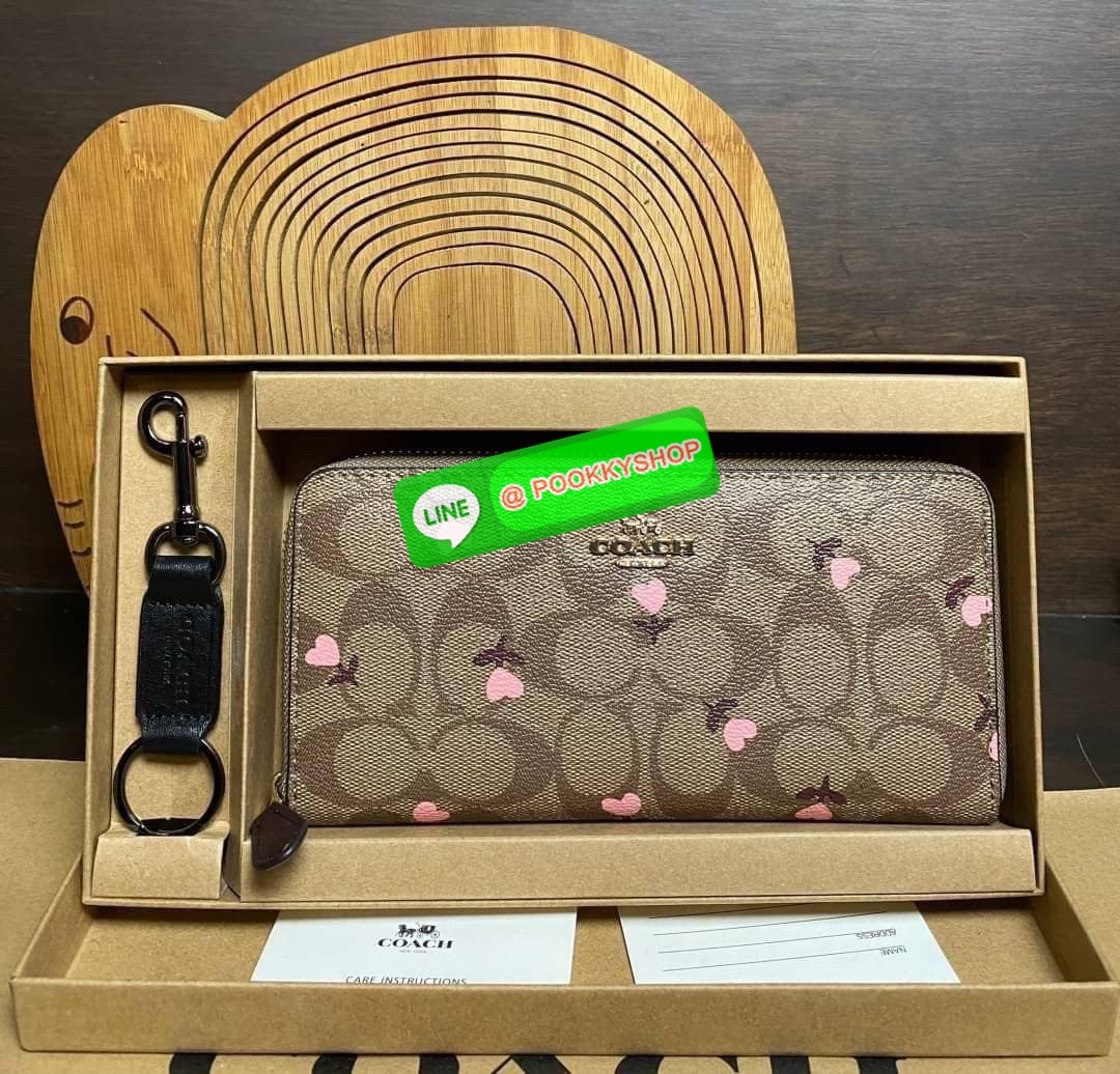 COACH ACCORDION ZIP WALLET IN SIGNATURE CANVAS กระเป๋าสตางค์ใบยาว ซิปรอบ ใช้งานง่าย ด้วยฟังค์ชั้น ด้านใน ใส่บัตรได้จุใจ มีช่องซิปใส่เหรียญตรงกลาง โดนใจหลายๆคนไปเรียบร้อยและคลาสสิค เรียบหรูดูแพงตลอดกาล ยกให้รุ่นนี้เลย