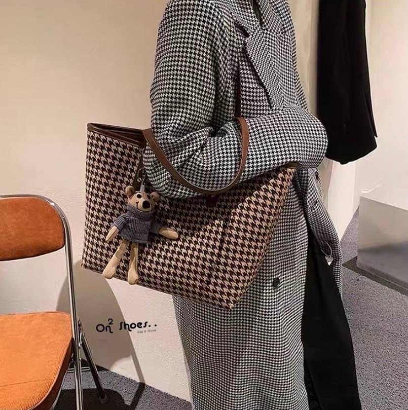 กระเป๋าสะพายแฟชั่นทรงชอปปิ้ง หนังลายชิโนริ ใบใหญ่จุของได้เยอะเลย มาพร้อมพวงกุญแจหนูพร้อมส่งน้า