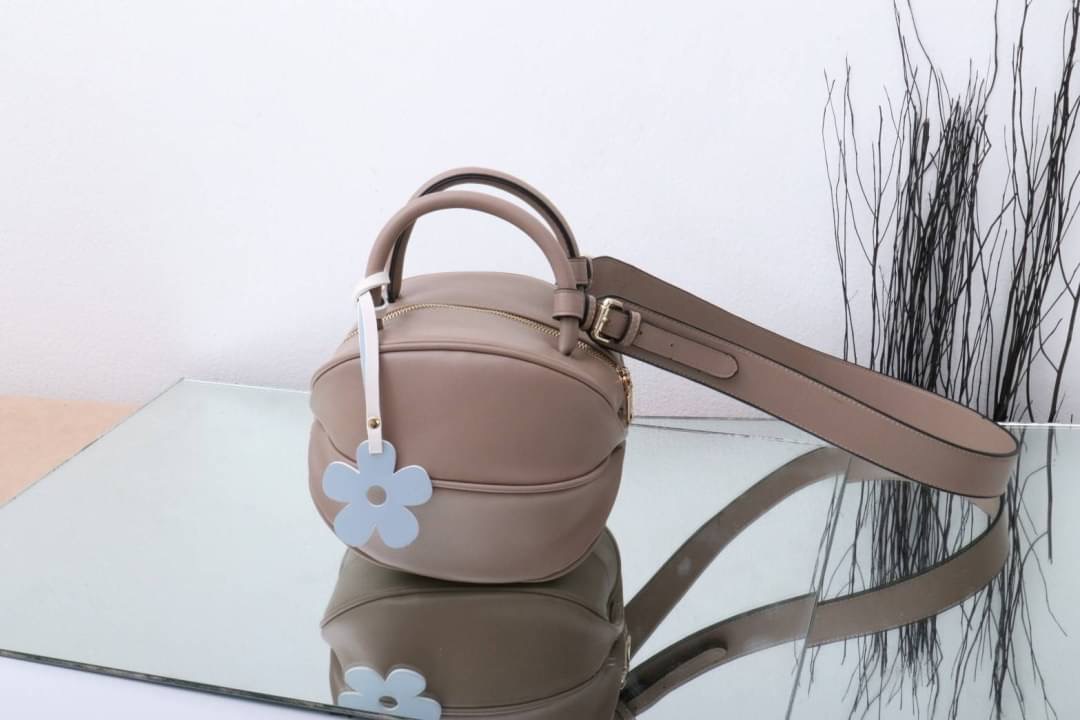 กระเป๋าลูกมะเฟืองยอดฮิต ดาราเซเลปใช้กันเยอะมาก งานตั้งใจผลิตกว่าจะได้มา แก้งานข้ามปี หลายรอบเพื่อความเป๊ะ งานสวยหนังสวย แถมฟรี!! ที่ห้อยลายดอกไม้ โอ้ย!!สวยเป๊ะขนาดนี้จะพลาดได้งัย