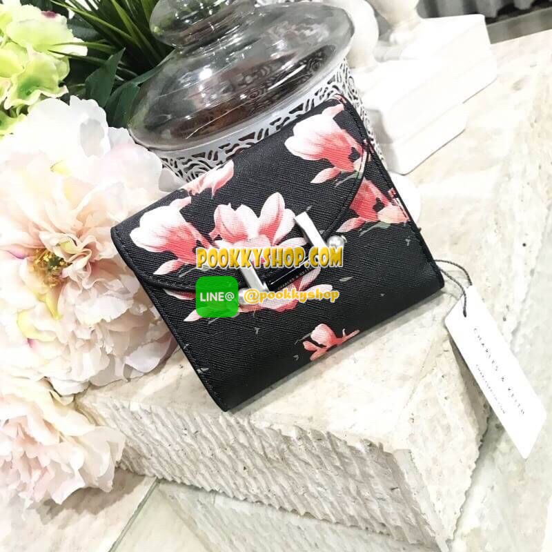 พร้อมส่งความน่ารัก! BEST SELLER! CHARLES & KEITH Peforated Wallet กระเป๋าสตางค์ใบสั้นพับ3ตอนรุ่นยอดนิยมวัสดุหนัง Saffiano สีดำประดับลายดอกไม้ Van Goh คลาสสิค ดีไซน์สวยเก๋ไม่ซ้ำใคร ด้านหน้าปั้มโลโก้เปิดปิดด้วยกระดุมเเม่เหล็ก ภายในมีกระเป๋าเล็กช่องซิปสำหรับ
