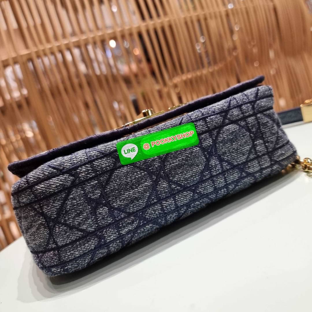 NEW IN CD SMALL CARO SHOULDER BAG กระเป๋าสะพายข้างพรีเมี่ยมกิ๊ฟทรงสวย ดีไซน์ย้อนยุค ที่รอบนี้โดดเด่นเป็นเอกลักษณ์มากๆ ดีไซน์สีเดนิมคลาสสิค เปิด-ปิดด้วยอะไหล่บิดล็อค หรูหรา ใช้งานง่าย วัสดุผ้าเดนิมทนทาน ภายในเป็นช่องโล่ง มีช่องย่อย ด้านหลังก็ยังมีช่องใส่บั