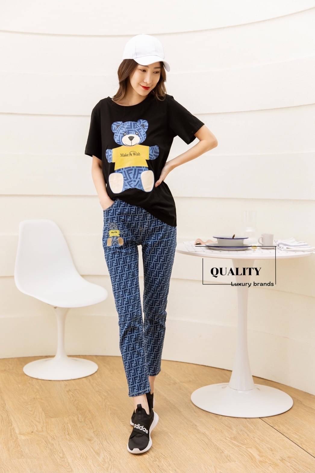 พร้อมส่ง!!! Set jeans เสื้อ+กางเกงขายาว Fendi งานป้าผ้ายืดกระชับได้ผ้าดีมาก ใส่สบาย กางเกงยีนยืดปักโลโก้ เอวสป๊อต มีกระเป๋า 2 ข้างใส่สบาย รีบจัดแนะนำเลย การันตีคุณภาพดีสุด 10/10 lable Fendi