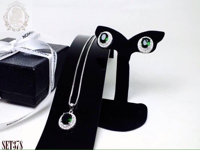 เซตสร้อยเจ้าหญิงเซตเล็กสร้อยคอแบบสั้นชุบทองขาว 18k โชว์จี้ ต่างหูเข้าเซตเป็นแบบเรียบหรู ชุบทอง18k ล้อมเพชรcz สองแถวหรูหรามากๆ