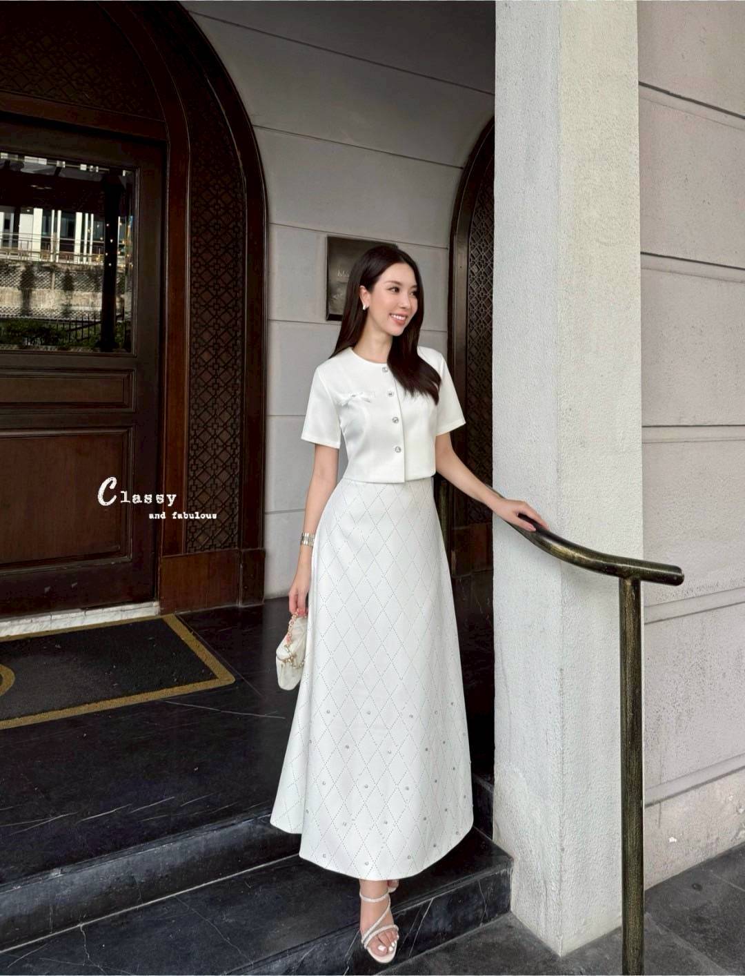 ชุดเซทแฟชั่น set เสื้อผ้าพื้นคอกลมแขนสั้นติดโบว์กระดุมเพชรด้านหน้า + กระโปรงยาวเพชร