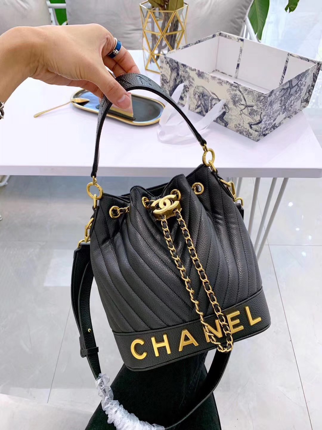 30998 Chanel สะพายข้าง วัสดุตัวกระเป๋าทำจากหนังผสมอย่างดีเย็บลายตัวv รุ่นใหม่ล่าสุด งานจริงหนังนุ่มมากๆ อะหลั่ยสีทอง ด้านหน้ามีlogo chanel ป้ายสวยมาก ปากกระเป๋าเป็นปากรูดเป็นสายโซ่สีทองร้อยหนังมีตัวล็อคlogo chanel มาพร้อมสายยาวเป็นหนังผสมสีเดียวกับตัวกระเ