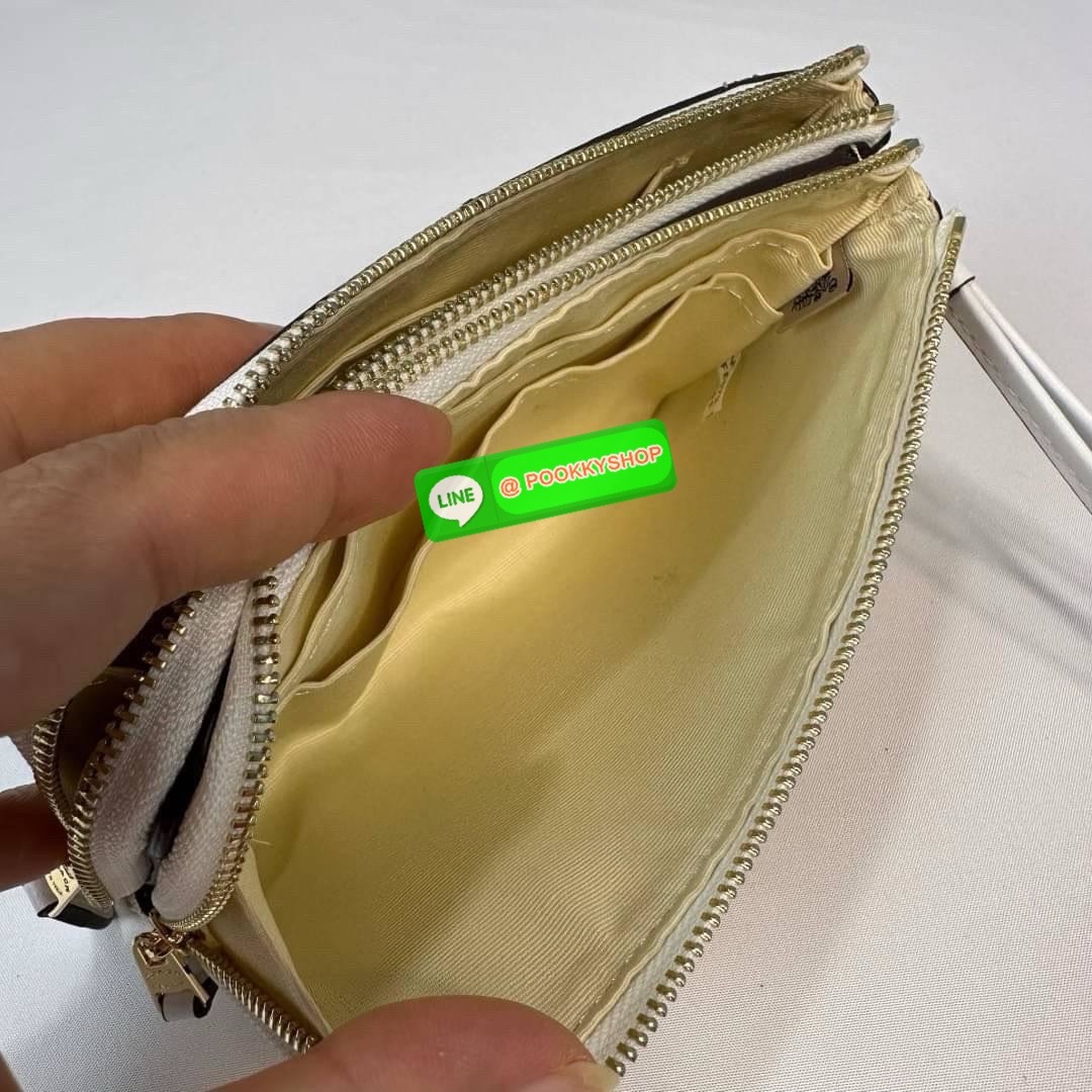 กระเป๋าคล้องมือ COACH 87591 DOUBLE CORNER ZIP WRISTLET IN SIGNATURE CANVAS (COACH 87591 ） กระเป๋าคล้องมือ2เซิปใหญ่ ลายCหนังและ ด้านในเป็นผ้า แบ่งเป็นช่องเล็กๆใส่เหรียญใส่แบงค์ใส่บัตร แล้วแต่จะใส่มีหลายช่อง ใส่โทรศัพท์ได้ทุกรุ่นพร้อมสายคล้องมือ