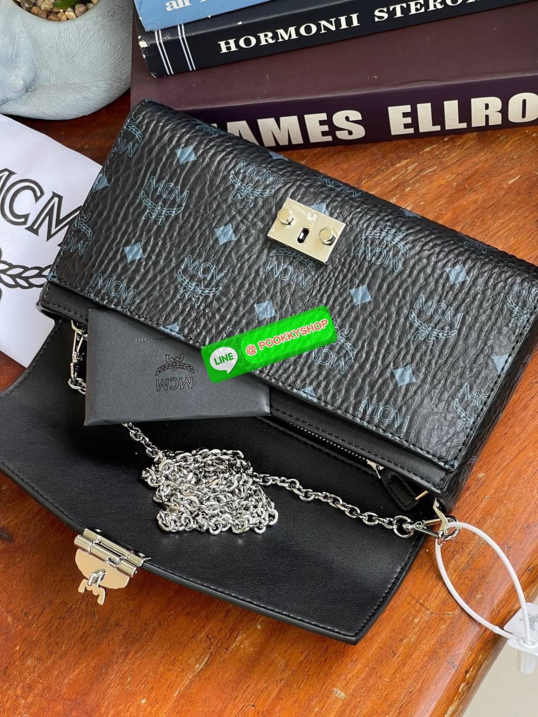 MCM Millie Flap Crossbody In Visetos ในฐานะตำนานที่ยังคงอยู่ กระเป๋าจากคอลเล็กชั่น Millie นี้ มีเรื่องราวของ MCM แทรกซึมอยู่ในทุกองค์ประกอบ กระเป๋าใช้งานแบบCrossbody โดยฝาปิดกระเป๋าตัดเย็บจากผ้าใบเคลือบผิวพิมพ์ลาย Visetos (Visetos Canvas) ถือเป็นไอเทมในฝั