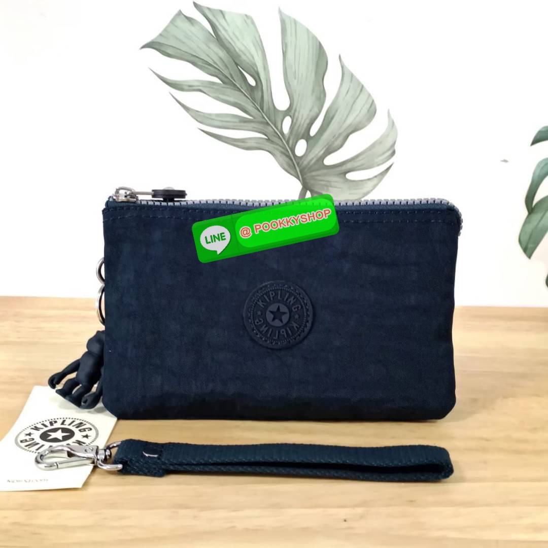 Kipling Creativity Large Pouch วัสดุ Nylon 100% กระเป๋าคล้องมือขนาดพอเหมาะ 7.25 นิ้ว พกพาสะดวก เปิด-ปิดด้วยซิปเดียวใช้งานง่าย ด้านในมีช่องกว้าง 2 ช่องและช่องซิปเล็กตรงกลางอีก 1ช่อง ใช้งานได้สะดวก สามารถใส่มือถือ 7.5 นิ้วได้ กุญแจรถ ธนบัตรได้ ล็อตนี้มาพร้อ