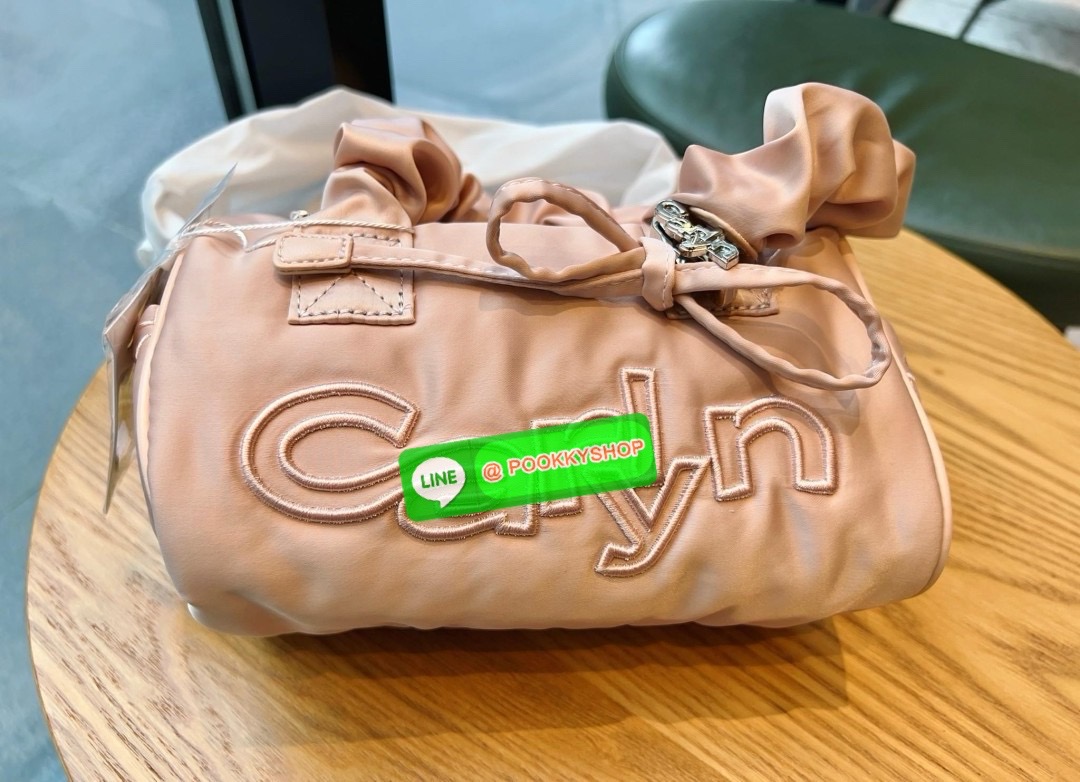 NEW ARRIVAL! น้องใหม่ล่าสุด มีความน่ารักไม่ไหวค่าสาวๆ CARLYN TIA MINI BAG พร้อมส่ง! สุดคิ้วท์ไปกับน้องสไตล์สายเกากันค่า ด้วยดีไซด์ใหม่ วัสดุไนล่อนอย่างดี ปักลายแบรนด์ทั้งใบสวยงาม