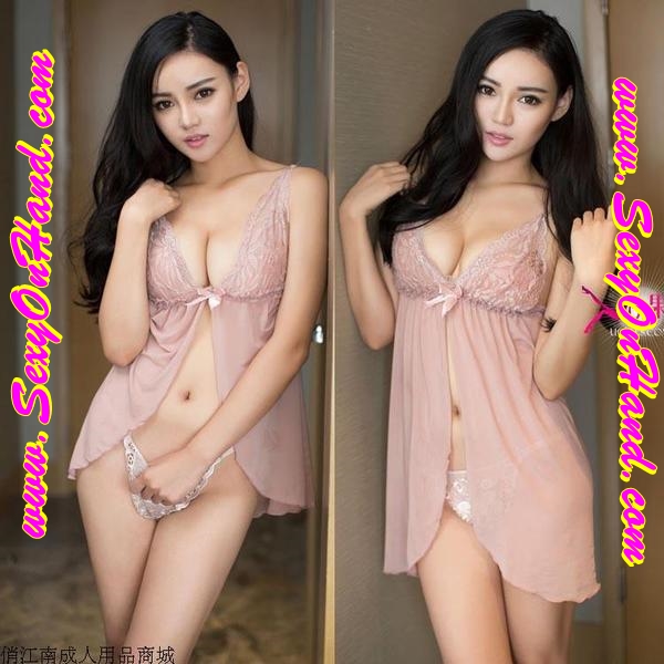 ชุดนอนซีทรู สีพีช สายเดี่ยว แต่งลูกไม้ช่วงอก ประดับด้วยริบบิ้นที่ ช่วงต่อกับตัวกระโปรง แหวกหน้า เนิ้อผ้านุ่มลื่น เย็นสบาย พร้อมจีสตริงเข้าชุดคะ