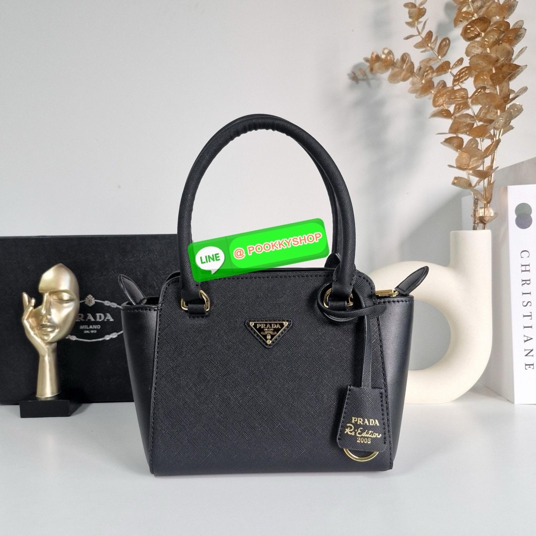 NEW ARRIVIAL มาใหม่กับกระเป๋าถือทรงยอดฮิต จากแบรนด์ PRADA อะไหล่ทองใบ ตัวกระเป๋าอยู่ทรงสวย ลาย SAFFIANO เปิดปิดด้วยซิป ด้านในมีช่องแยกและช่องใหญ่ แบ่งเก็บของได้เป็นสัดส่วน ขนาดกำลังดี ใส่ของได้หลากหลาย ใส่กระเป๋าสตางค์ใบกลางได้ มาพร้อมสายยาวสะพาย CROSSBOD