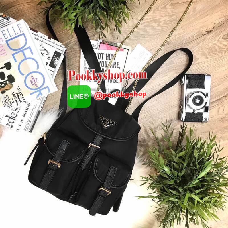 Don't Miss! PRADA MINI BACKPACK WITH POCKET Gift With Purchase Limited Edition พรีเมี่ยมกิ้ฟจากเคาน์เตอร์แบรนด์วัสดุ Nylon เนื้อหนาคุณภาพดีตามแบบฉบับของแบรนด์ ขนาดกำลังน่ารักด้านหน้ามีโลโก้แบรนด์ มี Pocket หน้า2ช่อง หัวซิปและอะไหล่ปั้มแบรนด์ เปิดปิดด