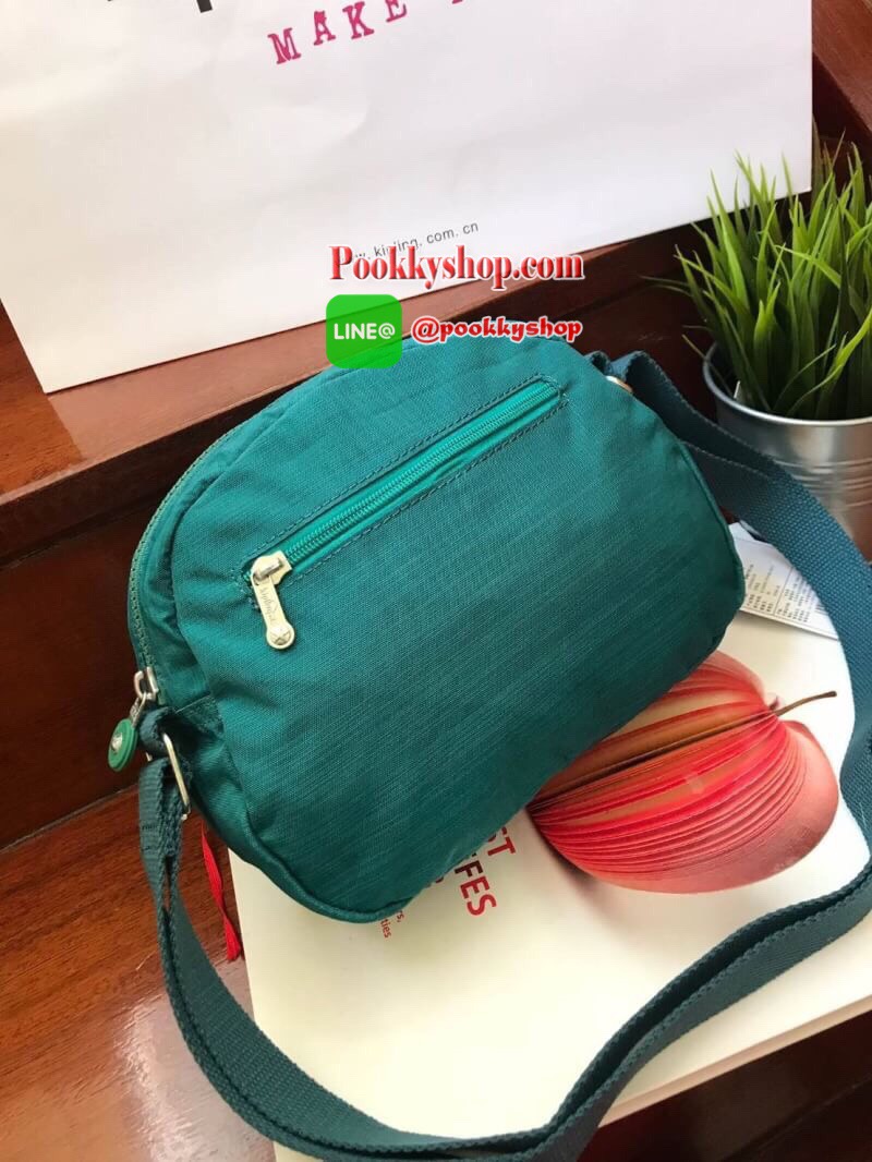 Kipling Flax Shoulder Bag กระเป๋าสะพายข้างทรงcrossbody ปรับความยาวสายให้เข้ากับลำตัวได้ฟรีไซส์ วัสดุไนล่อนคุณภาพสูงและน้ำหนักเบา กันน้ำได้ ด้านหน้ามีช่องให้หนึ่งช่อง เปิดปิดช่องซิปหลัก แบบซิปเดียว ภายในกว้างและมีช่องซิป/ช่องเล็กให้ใส่ของจุกจิก ด้านหน้าประ
